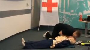 Проведение непрямого массажа сердца