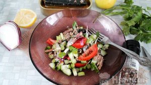Салат со свежими овощами и рыбной консервой
