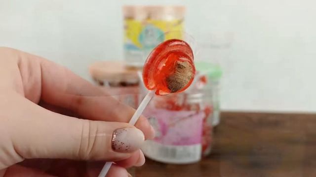 Распаковка: Леденец на палочке с солёной косточкой со вкусом клубники 13 гр. смотреть онлайн