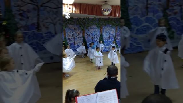 Танец снежинок на новогоднем утреннике (декабрь 2016) смотреть онлайн