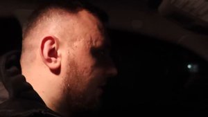 Попугай ВЫРЫВАЕТ свои ПЕРЬЯ