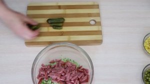 Салат с копченой колбасой и овощами