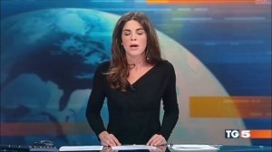 Ведущая забыла, что сидит за прозрачным столом