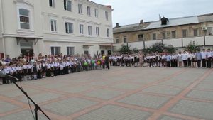 В третьей городской школе под гимн Крыма подымается флаг республики в честь Дня знаний, г Феодосия