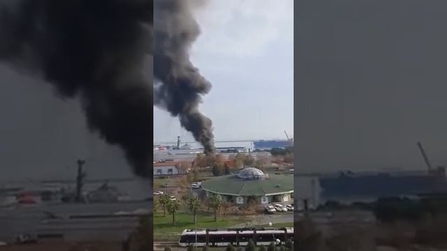 В турецком порту Самсун на побережье Черного моря прогремел взрыв, после чего вспыхнул пожар.

CNN T