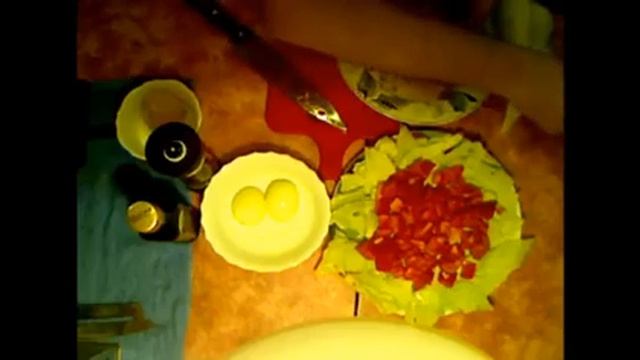 Салат с сардинами, яйцом и овощами. смотреть онлайн