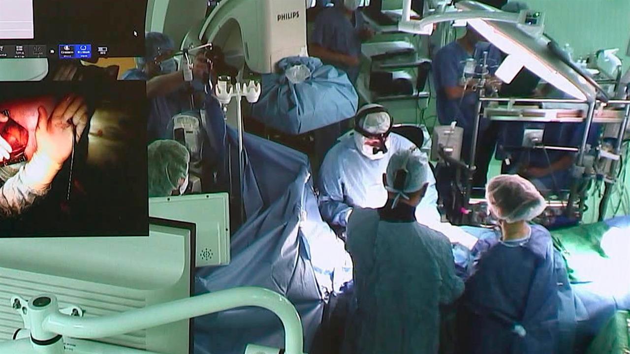 Хирурги из госпиталя Вишневского провели сложнейшую операцию и удалили осколок раненому на передовой