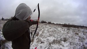 МОЩНЫЙ ЛУК ИЗ ЛЫЖ !! СТРЕЛЫ ИЗ КАМЫША ЛЕТЯТ ТОЧНО В ЦЕЛЬ НА 100 МЕТРОВ