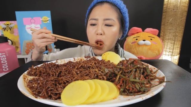 BLACK BEAN NOODLES + GREEN ONION KIMCHI l MUKBANG