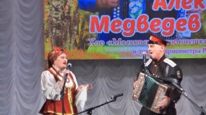 "На скамеечке с подружкой(Это миленький мой)" в исполнении под гармонь А.Медведева и Н.Зенкиной