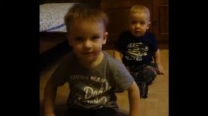 Дима,помаши рукой маме!