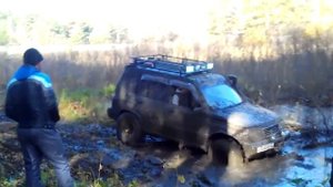 Suzuki Eskudo месит грязь.