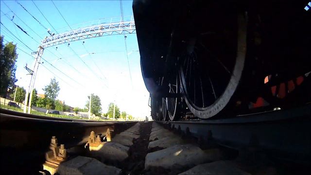 Паровоз Су213-58 догоняет электричку ЭД4М-0225 на станции Раменское смотреть онлайн