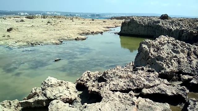Скалы возле пляжа Макронисос, Кипр, Айя-Напа смотреть онлайн