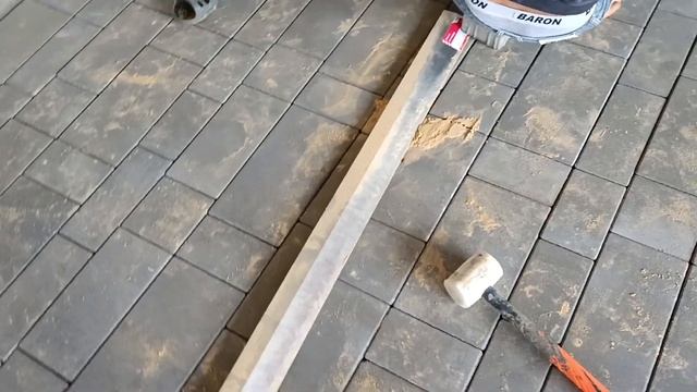 Укладка тротуарной плитки на песок.