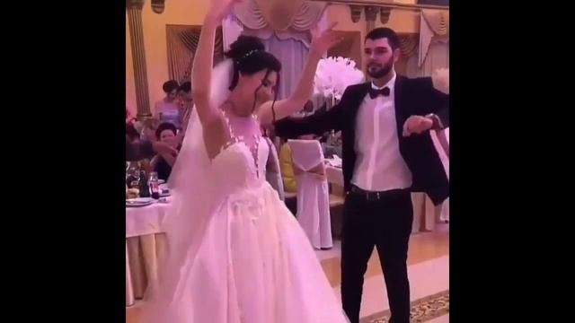 Невесте дарят деньги во время танца / Армянские свадебные традиции / Армянская свадьба в Ереване