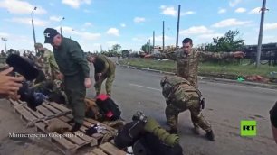 الدفاع الروسية تنشر فيديو لاستسلام آخر مسلحي كتيبة "آزوف" من مصنع آزوفستال
