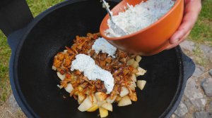 Жареный молодой картофель с лисичками в казане на костре.