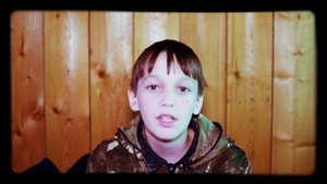 Стрекоза и муравей читают дети.