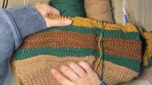 1. Свитер из остатков пряжи. Акриловая пряжа ? кратко описание в инфобоксе.