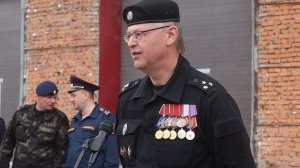 Представители организации «Офицеры России» вручили бойцам СОБР знамя Святого Дмитрия Донского.