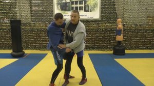 Три варианта захвата одноименной за отворот из под руки. С этим захватом легко делать броски.