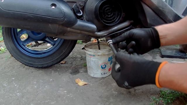 Очередная замена масла в двигателе 4-х тактного скутера. смотреть онлайн