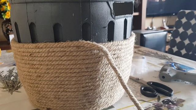 Корзина из джута и старого ведра с улицы. смотреть онлайн