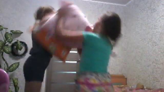 Бой подушками😂😂😂 смотреть онлайн