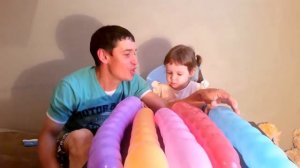 Алиса поет СЕМЬЯ ПАЛЬЧИКОВ ПЕСНЯ НА РУССКОМ Шарики воздушные Папа пальчик Finger family