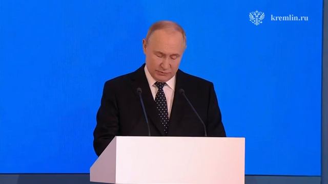 Владимир Путин принимает участие в заседании XII съезда Федерации независимых профсоюзов России.