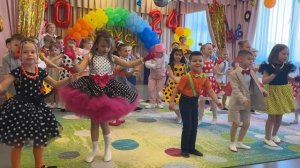 Танец «Барабанит дождик с самого утра"