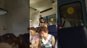 Играй гармонь, виртуоз в электричке!