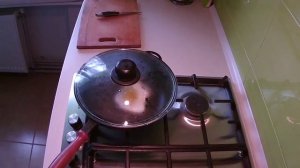 Жарим яйцо без масла на чугунной сковороде