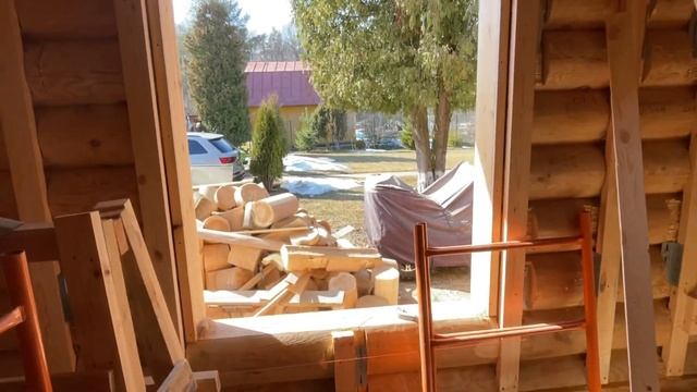 Идет подготовка проемов к монтажу деревянных евроокон в срубе: выборка под наличники обсада