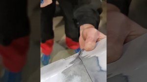 Переносим вырез под выхлопную трубу со старого бампера на новый.