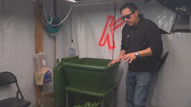 Hungry Bin Worm Composter / Assembly & Setup Fertilizer смотреть онлайн