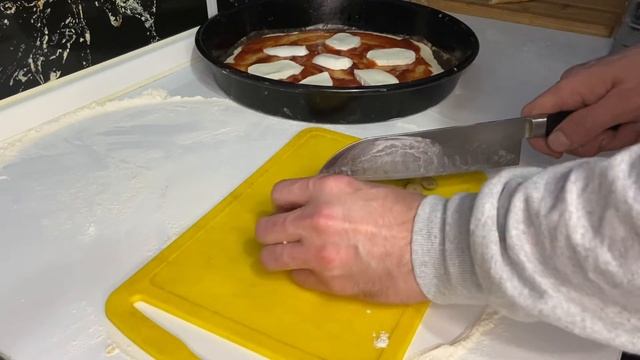Рецепт пиццы с моцареллой и пиццы с салями