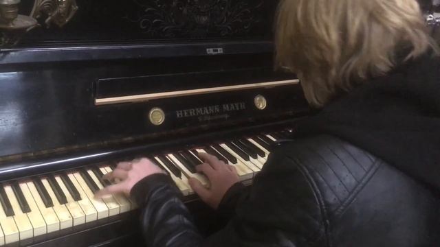 Старинное убитое фортепиано - идеально для разухабистого блюза смотреть онлайн