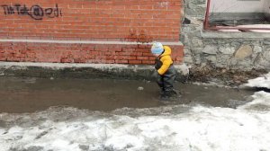 Ребенок прыгает по лужам. Пришла весна. Новосибирск. 2023г.