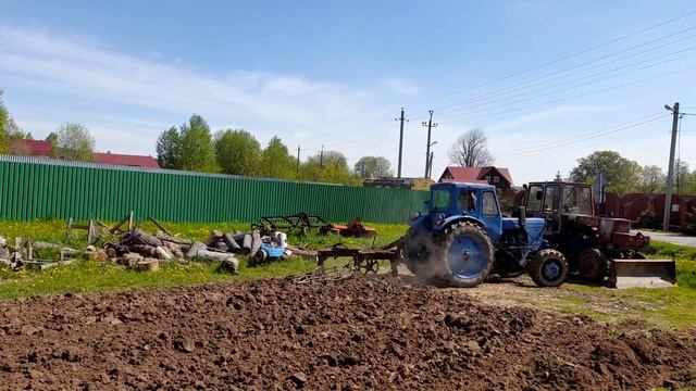 Пашем на МТЗ свои огороды и сажаем картошку. Весна 2023. смотреть онлайн