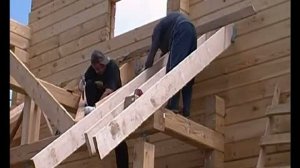 Монтаж стропильной системы деревянного дома