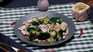 Тёплый салат с брокколи и курицей. Сытный салат для всей семьи