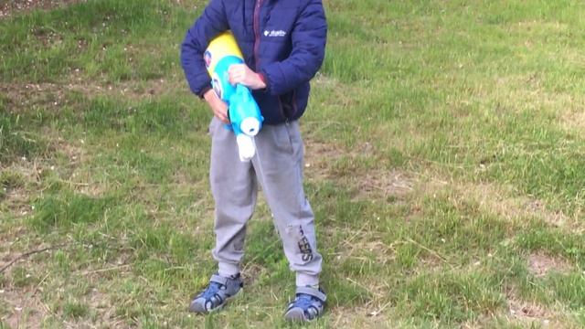 Большой водяной пистолет - водный пистолет для мальчика, играю с водой - стреляю из водомёта!