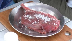 Мясо на костре! Готовим в лесу стейк на углях...