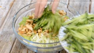 Салат с грибами и сухариками. Гости от него будут в восторге.