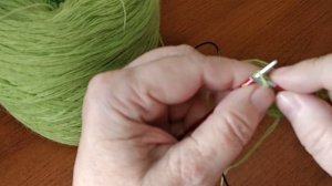 Косынка спицами из пряжи с норкой