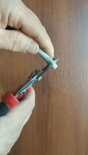Многофункциональные плоскогубцы.
