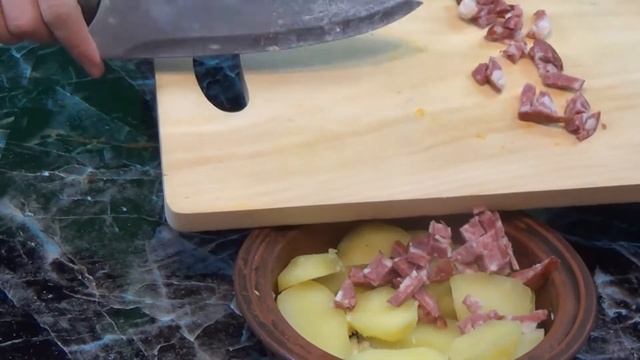 Картошка с колбасой и сыром в горшочке за 15 минут. Вкусная картошка в духовке