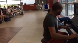 Парень сел за пианино в аэропорту
